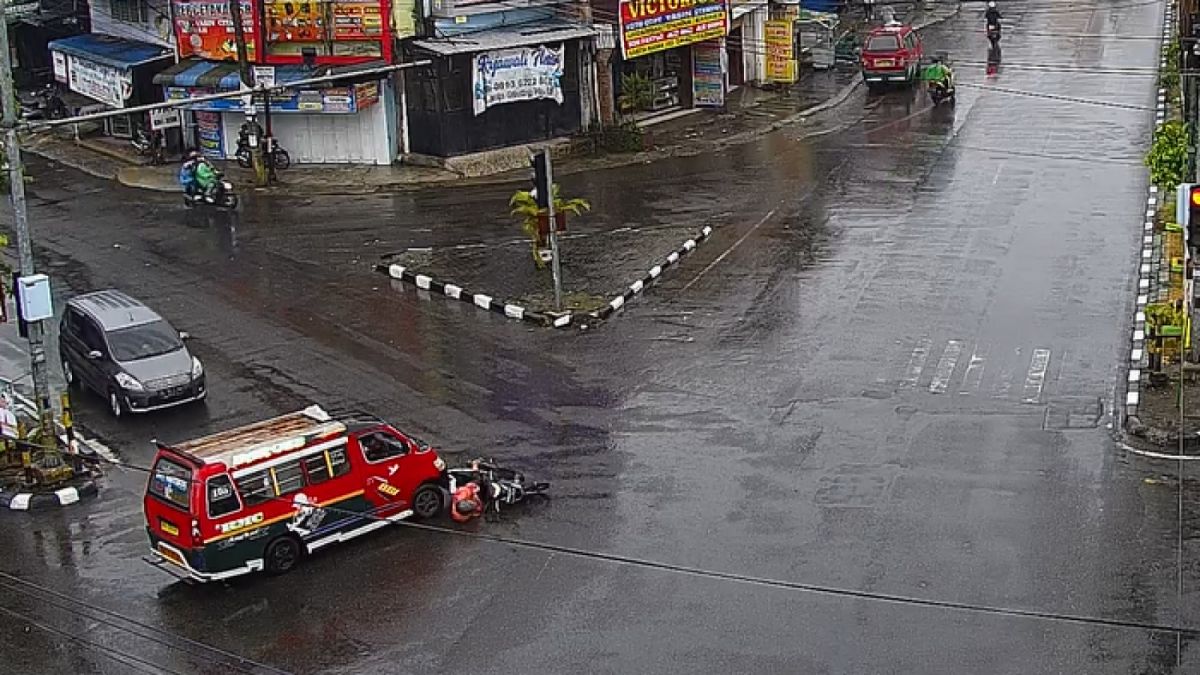 Angkot tabrak pengendara motor di Medan. [Ist]
