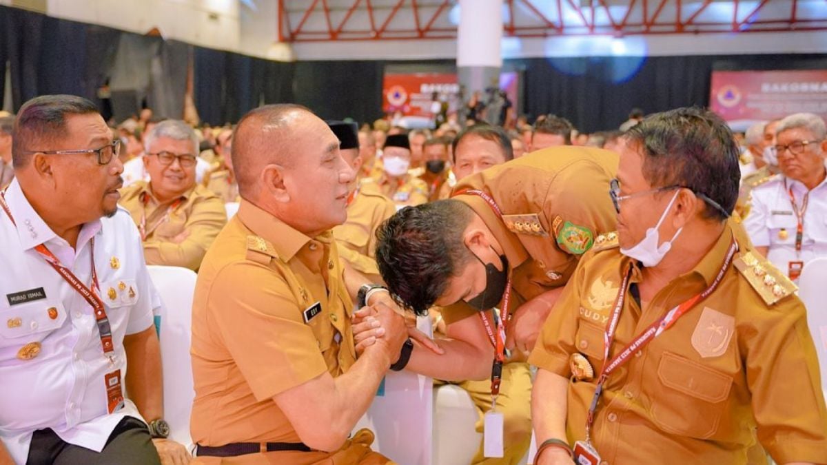 Wali Kota Medan Bobby Nasution memberikan salam kepada Gubernur Sumut Edy Ramhayadi dengan menundukkan kepala di acara Rakornas Penanggulangan Bencana. [Instagram]