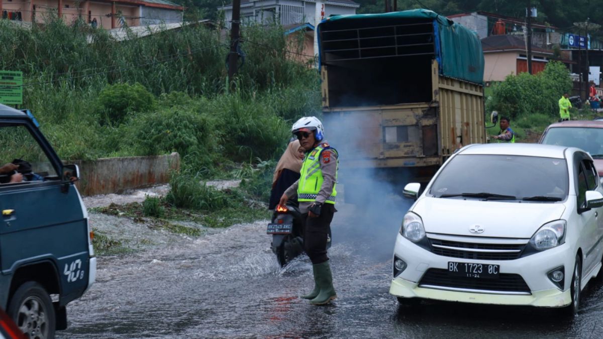 Kapolda Sumut Irjen Pol RZ Panca Putra Simanjuntak mengatur lalu lintas gegara banjir bandang Sembahe. [Ist]