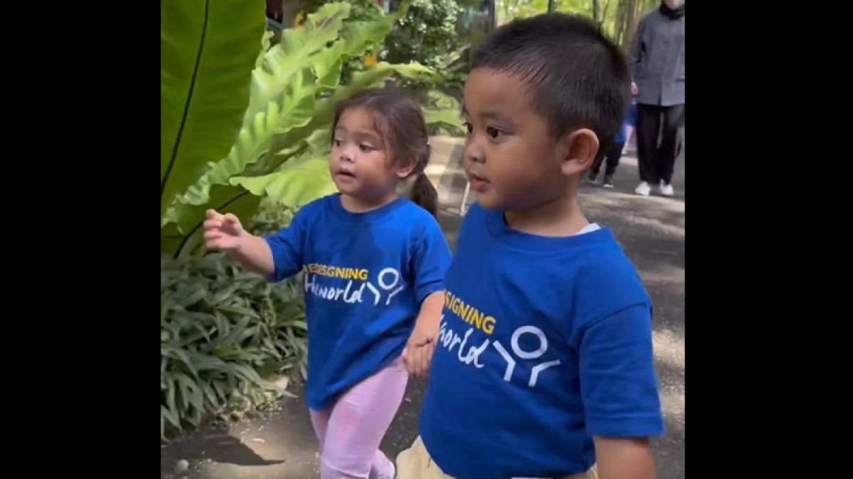 Panembahan Al Nahyan Nasution atau Ketua Nahyan gandeng tangan teman sekolahnya. [Instagram @bobbynst]