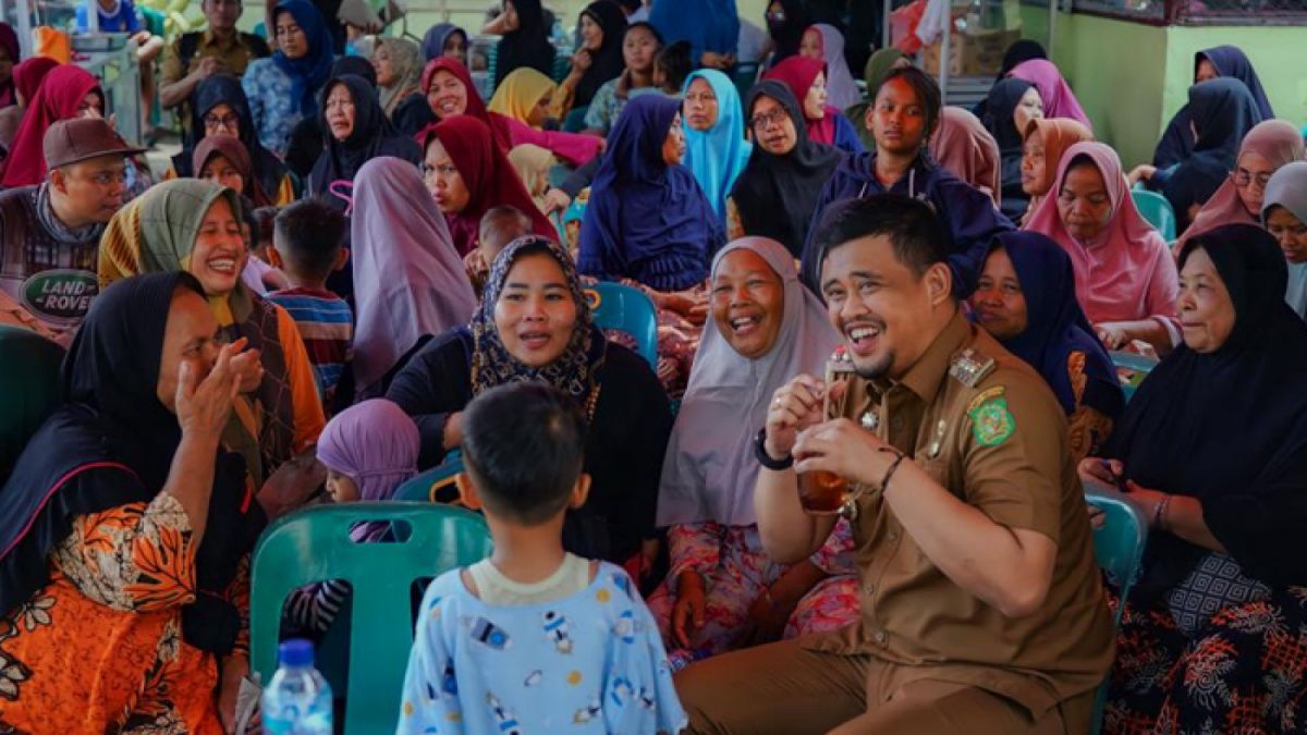 Wali Kota Medan Bobby Nasution bersama warga. [dok Pemkot Medan]