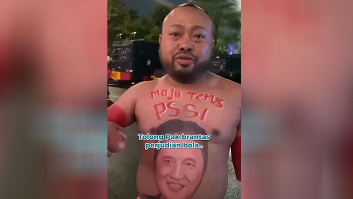 Suporter melukis wajah Erick Thohir di tubuhnya. [Instagram @erickthohir]