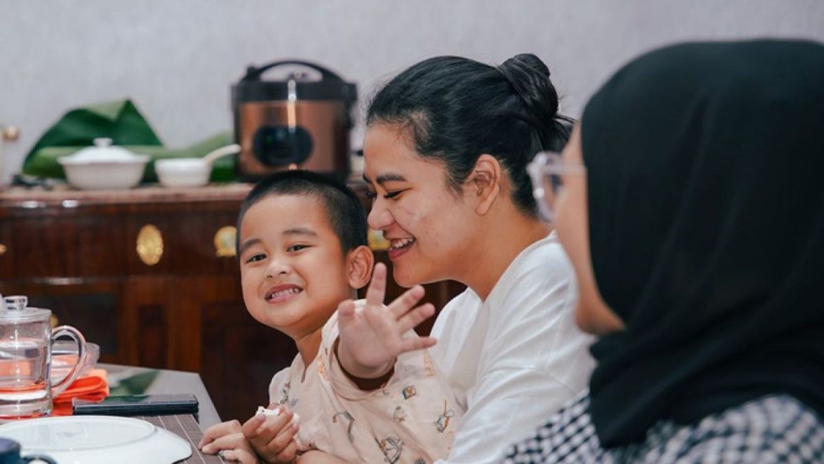 Kahiyang Ayu dan Panembahan Al Nahyan Nasution atau Ketua Nahyan. [Instagram @bobbynst]