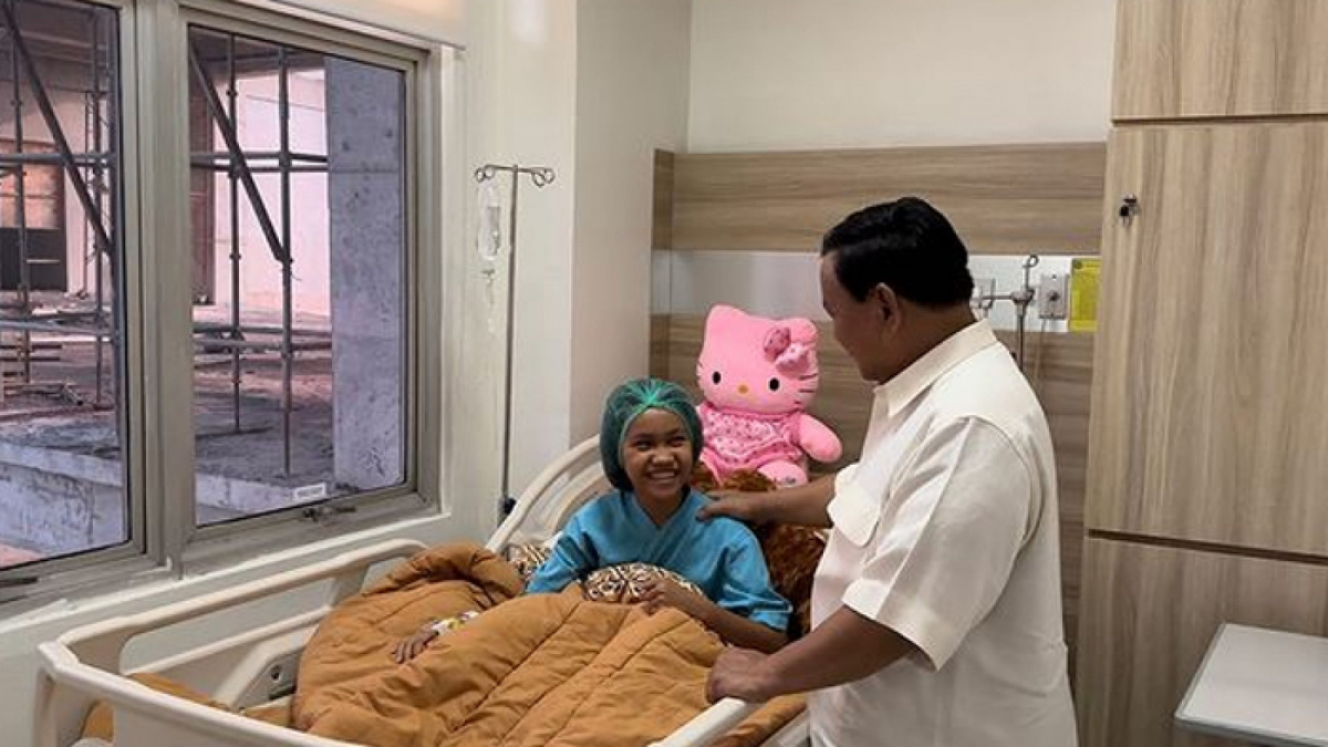 Prabowo Subianto menjenguk Nabila yang kakinya diamputasi usai ditabrak truk saat selamatkan kucing. [Instagram @prabowo]