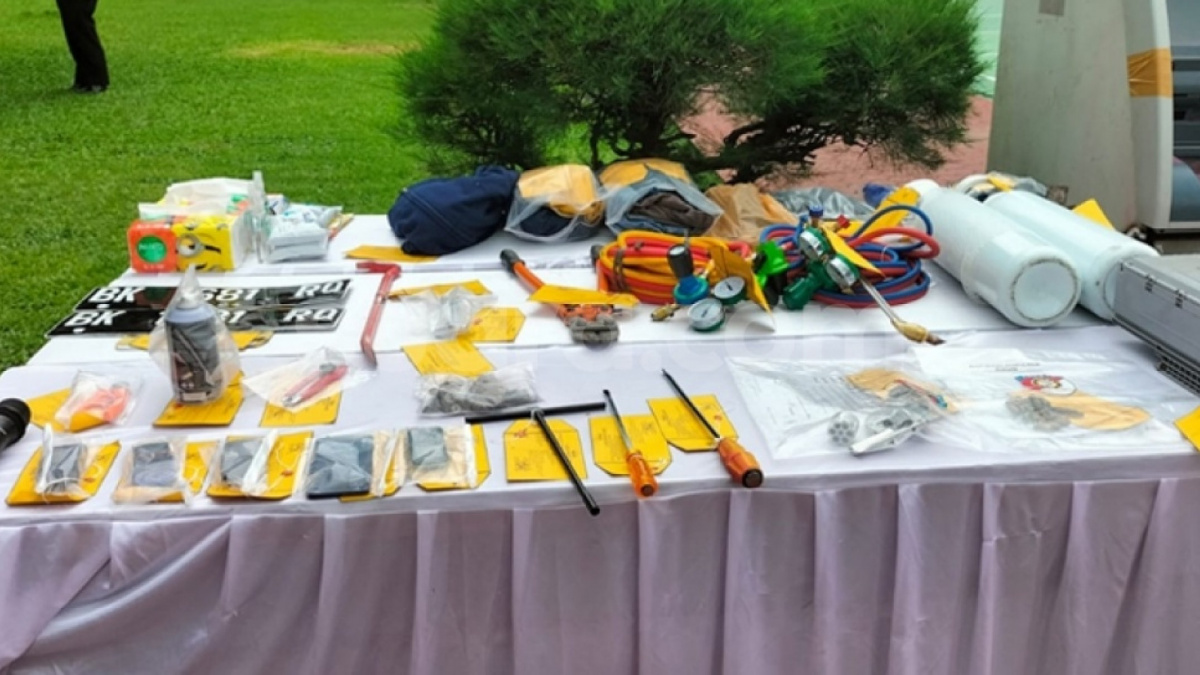 Barang bukti yang disita dalam kasus pembobolan ATM. [Suara.com]