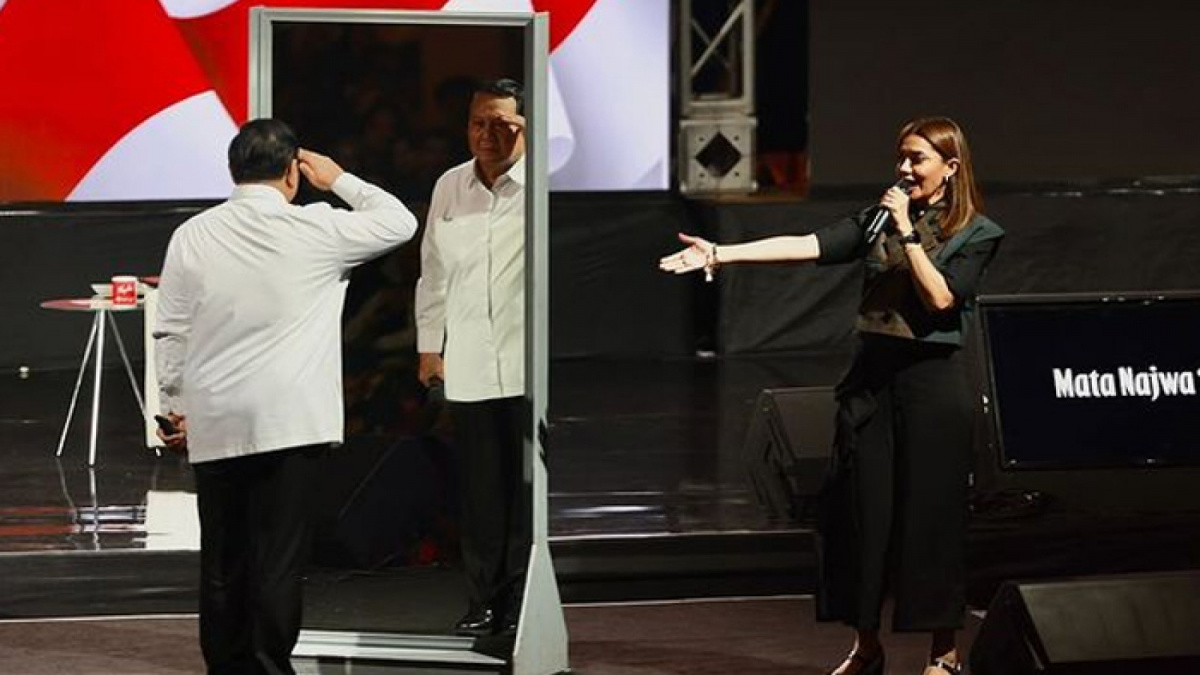 Prabowo Subianto memberikan hormat di cermin di acara Mata Najwa. [Instagram @prabowo]