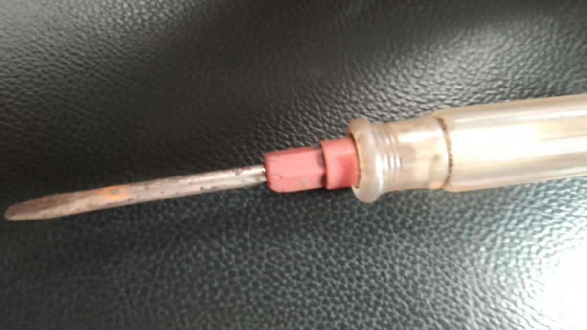 Barang bukti obeng yang digunakan pengamen viral tusuk-ban mobil di Medan. [Istimewa]