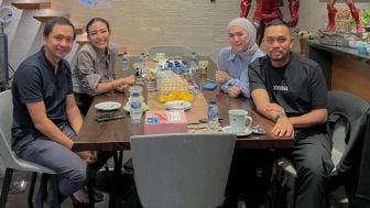 Foto Bareng Ayu Dewi, Wajah Lesu Regi Datau Jadi Sorotan Netizen