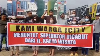 Warga Unjuk Rasa Minta Pembatas Jalan Karya Wisata Dibongkar