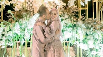 Sensasi Dapat Suami Romantis di Usia 50 Tahun, Venna Melinda Makin Sering Keramas: Tidur Nggak Tenang, Dicium Melulu!