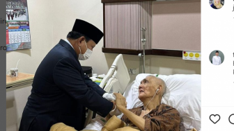 Dibesuk Prabowo Subianto, Banyak Doa Mengalir Untuk Try Sutrisno