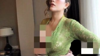 Lebih Berani Dari Kebaya Merah, Video Syur Kebaya Hijau Makin Diserbu!