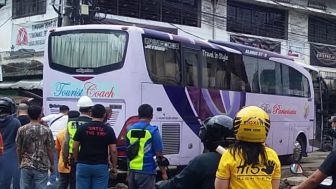 Detik-detik Bus Bawa Rombongan Turis Malaysia Terperosok ke Bekas Galian di Medan