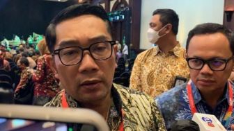 Lewat Pantun, Hasto Kirim Sinyal Ridwan Kamil Cawapres Ganjar Pranowo