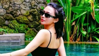 Wika Salim Pose Aduhai di Kolam Renang Bali, Warganet Rela Jadi Ini