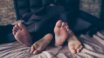 5 Tips Posisi Seks Berdiri yang Bikin Nikmat, Suami-Istri Boleh Mencoba!