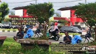 Viral di TikTok, Anak Tukang Sol Sepatu Salat di Pinggir Jalan, Mukenanya Pakai Plastik