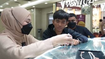 Pro Kontra Nathalie Holscher Kasih Hadiah Emas Buat Tiko si Remaja Pengasuh Ibu ODGJ: Tabungan Masa Depan!