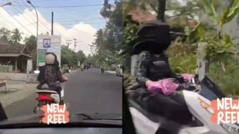 Viral Wanita Naik Motor, Mata Ketutup Jilbab Tetap Jalan Terus