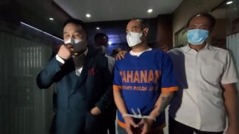 Unggah Foto Ferry Irawan Pakai Baju Tahanan dan Diborgol, Hotman Paris: Mana Pengacara Hotma Sitompul? Kok Ngak Datang Dampingi di Polda Jatim