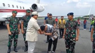 Sambut Kedatangan Menteri Pertahanan, Gibran Rakabuming Menunduk Saat Salami Prabowo Subianto