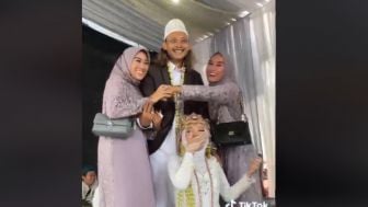 Viral Video di TikTok, Pria Ini Nikah Lagi Didampingi Dua Istri