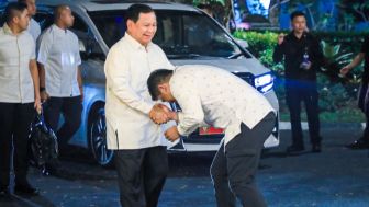 Sambut Kedatangan Menhan di Medan, Bobby Nasution Cium Tangan Prabowo