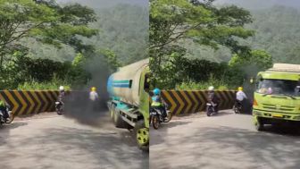 Video Pengendara Motor Geber-geber di Sitinjau Lauik, Auto Dibalas Semburan Asap Truk