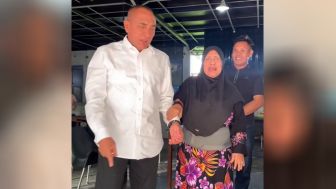 Momen Saat Gubernur Edy Rahmayadi Temani Ibunda Makan Lontong di Medan