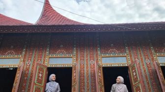 Keseruan Zaskia dan Shireen Sungkar Pulang Kampung ke Solok, Ikut Masak Rendang hingga Dijamu Gubernur Sumbar