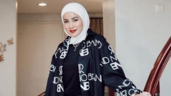 Pakai Baju Transparan Foto Bareng Anak, Olla Ramlan Dicibir: Bra Nyeplak, Mending Lepas Hijab!