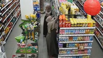 Viral 2 Perempuan Berhijab Curi 6 Kotak Susu di Supermarket, Nitizen Dibuat Bingung
