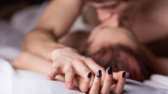 5 Posisi Seks Hadapi Pria Berpenis Besar, Dijamin Nikmat Buat Perempuan