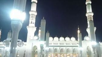 Viral Dua Wanita Non Muslim Masuk Halaman Masjid Nabawi