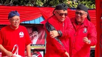 Ditandai Pemasangan Jaket Partai, Teten Masduki Resmi Gabung PDI Perjuangan