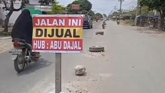 Jalan Rusak dan Berdebu di Langkat, Muncul Poster "Jalan Dijual, Hub: Abu Dajal"