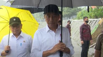 Potret Paspampres di Tengah Hujan Jaga Presiden Jokowi Tinjau Normalisasi Kali Ciliwung