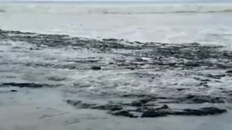 Miris, Tumpahan Aspal Cemari Laut Nias Utara