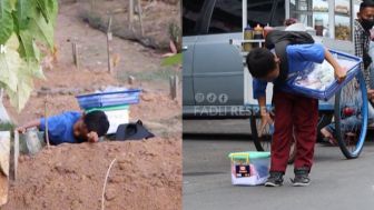 Bikin Mewek! Bocah SD Penjual Kue Nangis di Makam Ayahnya, Sepatunya Rusak Sampai Jempolnya Keluar