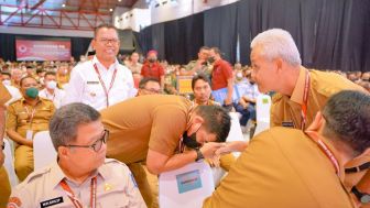Potret Bobby Nasution Cium Tangan Ganjar Pranowo di Rakornas Penanggulangan Bencana