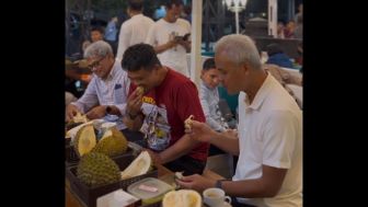 Potret Bobby Nasution dan Ganjar Pranowo Nikmati Durian di Medan