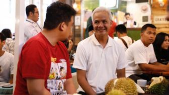 Ganjar Pranowo Makan Durian Ditemani Bobby Nasution di Medan, Nitizen: Terganteng se-Jateng Raya