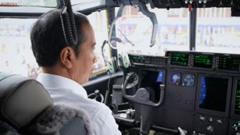 Mandi Kembang Dan Pecahkan Kendi di Pesawat Super Hercules yang Baru Dibeli, Jokowi Dikritik: Di Sumatera Ada Budaya Mandi Balimau