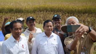 Potret Jokowi, Prabowo dan Ganjar Selfie Bareng di Kebumen