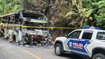 Detik-detik Bus ALS dari Medan Hangus Terbakar Sumbar