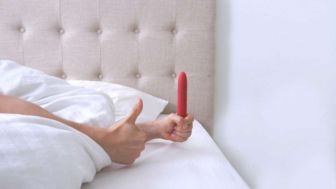 Tingkatkan Gairah Agar Tak Bosan Hubungan Intim, Pasangan Suami-Istri Pakai Dildo hingga Nonton Film Porno Bareng!