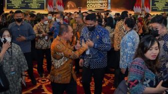 Potret Edy Rahmayadi Beri Dua Jempol ke Bobby Nasution di Acara PPKM Award 2023