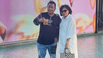 Hotman Paris Posting Foto Bersama Istri, Tuai Pujian Nitizen