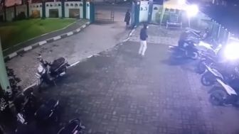 Bukannya Salat, Tiga Pria Ini Malah Curi 2 Motor Jemaah Masjid di Medan, Aksinya Terekam CCTV