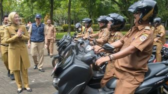 Bagikan Motor Nmax ke Kades, Bupati Purwakarta Dikritik Guntur Romli: Kebijakan Aneh, Bukannya Perbaiki Jalan Rusak